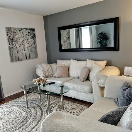 Delightful Townhome - Central Raleigh Location